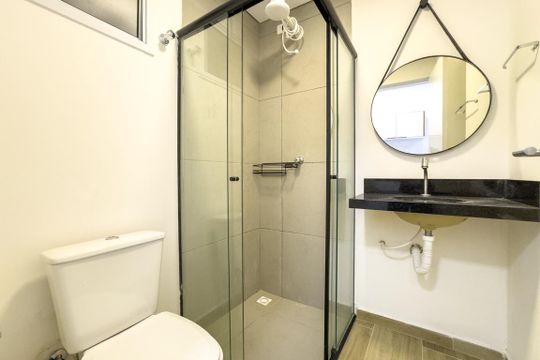 Banheiro de kitnet/studio para alugar com 1 quarto, 22m² em Pinheiros, São Paulo