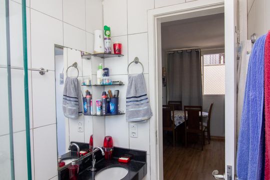 Banheiro Social de apartamento à venda com 2 quartos, 45m² em Bernardo Monteiro, Contagem