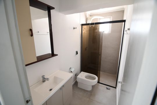 Banheiro de apartamento à venda com 1 quarto, 50m² em Centro, Campinas