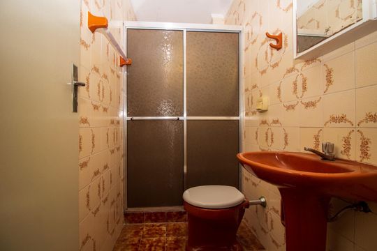 Banheiro  de apartamento para alugar com 1 quarto, 48m² em Azenha, Porto Alegre