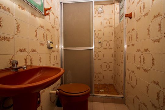 Banheiro  de apartamento para alugar com 2 quartos, 89m² em Azenha, Porto Alegre