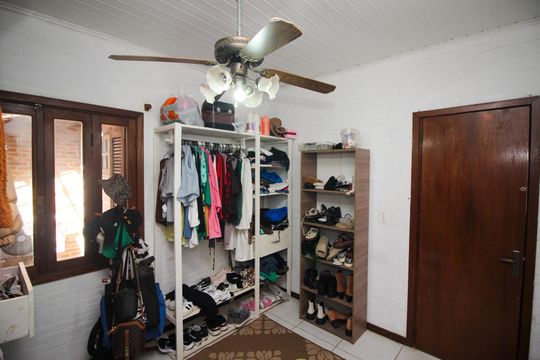 Suíte 2 de casa à venda com 6 quartos, 300m² em Hípica, Porto Alegre