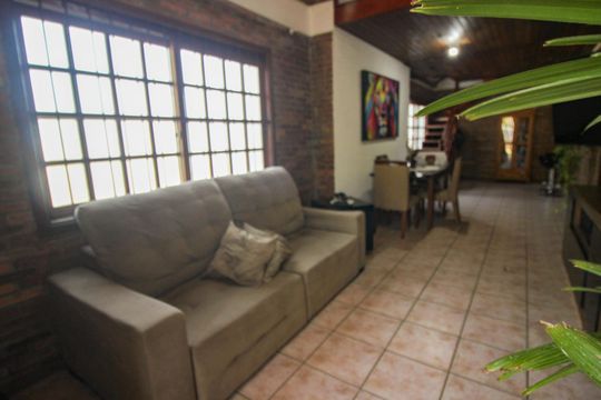 Sala 1 de casa à venda com 6 quartos, 300m² em Hípica, Porto Alegre