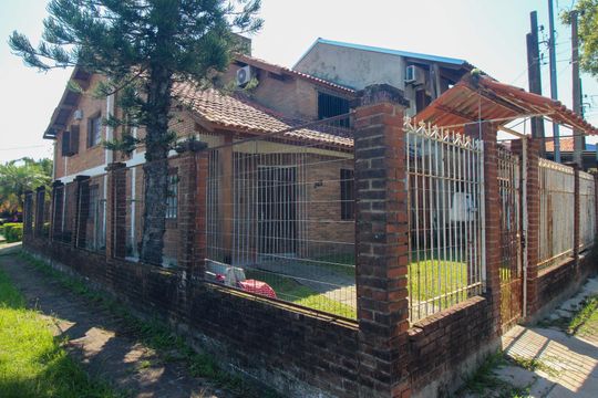 Fachada de casa à venda com 6 quartos, 300m² em Hípica, Porto Alegre