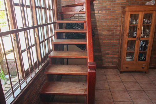Escada de casa à venda com 6 quartos, 300m² em Hípica, Porto Alegre