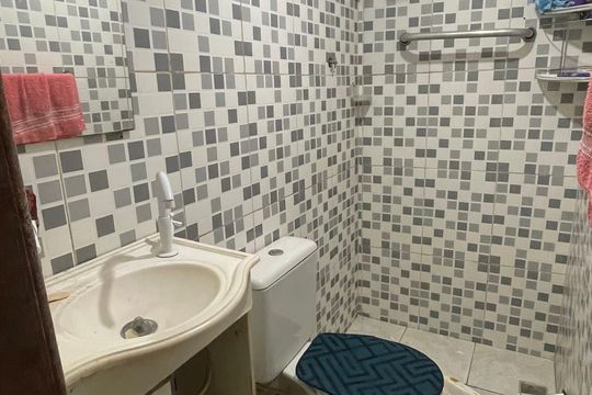 Banheiro de casa para alugar com 2 quartos, 60m² em Jardim Carioca, Rio de Janeiro