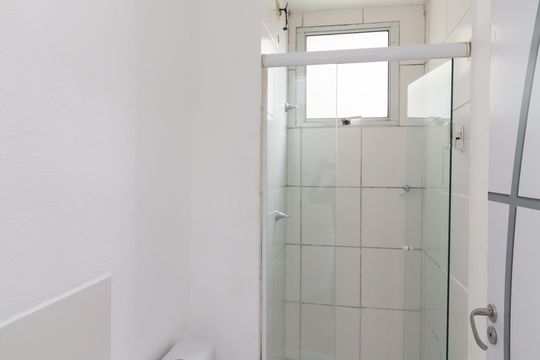 Banheiro de apartamento para alugar com 2 quartos, 42m² em Vila Popular, São Paulo