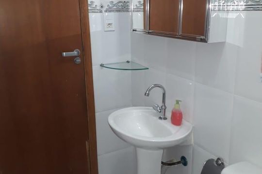 Banheiro de apartamento para alugar com 1 quarto, 50m² em Guilhermina, Praia Grande