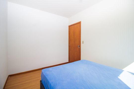 Quarto 1 de apartamento para alugar com 2 quartos, 80m² em Vila Ipiranga, Porto Alegre