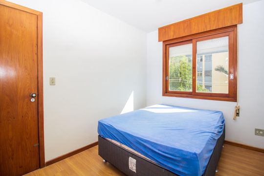 Quarto 1 de apartamento para alugar com 2 quartos, 80m² em Vila Ipiranga, Porto Alegre