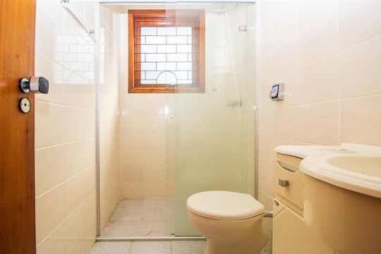 Banheiro  de apartamento para alugar com 2 quartos, 80m² em Vila Ipiranga, Porto Alegre