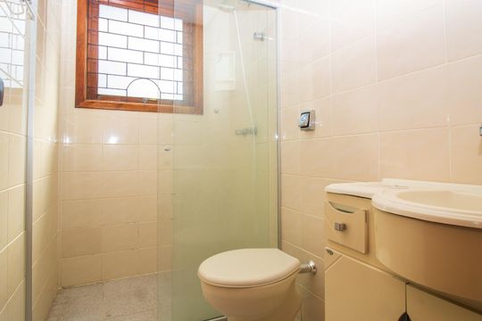 Banheiro  de apartamento para alugar com 2 quartos, 80m² em Vila Ipiranga, Porto Alegre