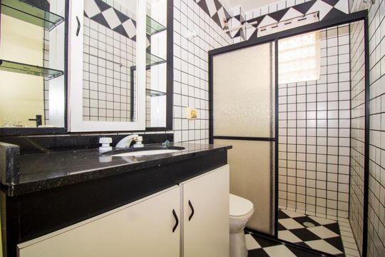 Banheiro  de apartamento para alugar com 2 quartos, 80m² em Passo d’Areia, Porto Alegre
