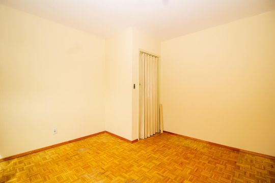 Quarto 1 de apartamento para alugar com 2 quartos, 80m² em Passo d’Areia, Porto Alegre