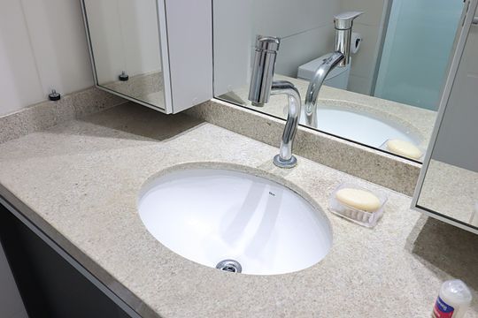 Banheiro da Suíte de apartamento à venda com 3 quartos, 68m² em Petrópolis, Porto Alegre