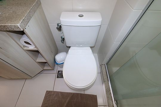 Banheiro social de apartamento à venda com 3 quartos, 68m² em Petrópolis, Porto Alegre
