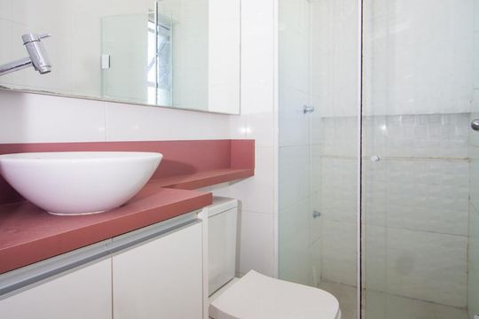 Banheiro  de apartamento para alugar com 2 quartos, 55m² em Jardim Itu, Porto Alegre