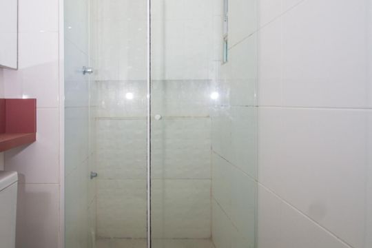 Banheiro  de apartamento para alugar com 2 quartos, 55m² em Jardim Itu, Porto Alegre