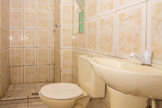 Banheiro de apartamento para alugar com 1 quarto, 40m² em Partenon, Porto Alegre