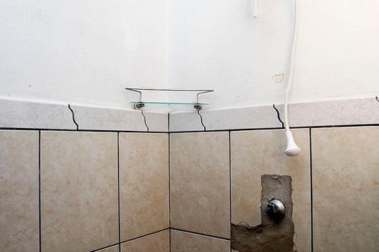 Banheiro de kitnet/studio à venda com 1 quarto, 23m² em Menino Deus, Porto Alegre