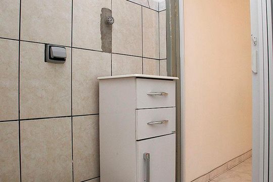 Banheiro de kitnet/studio à venda com 1 quarto, 23m² em Menino Deus, Porto Alegre
