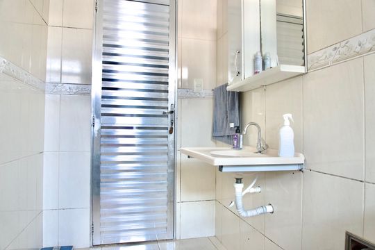 Banheiro Suíte 1 (Casa 1) de casa para alugar com 6 quartos, 342m² em Concórdia, Belo Horizonte