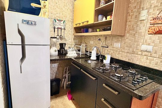 Cozinha de kitnet/studio para alugar com 1 quarto, 18m² em Gonzaguinha, São Vicente