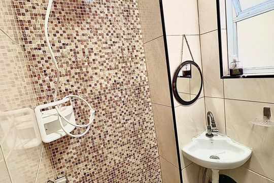 Banheiro de kitnet/studio para alugar com 1 quarto, 18m² em Gonzaguinha, São Vicente