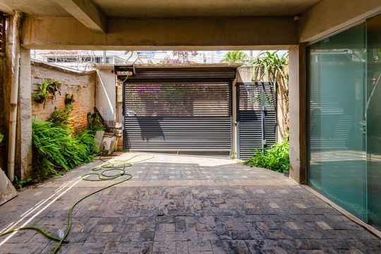 Garagem de casa para alugar com 3 quartos, 350m² em Alto Barroca, Belo Horizonte