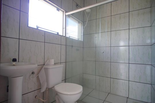 Banheiro de kitnet/studio para alugar com 1 quarto, 70m² em Scharlau, São Leopoldo