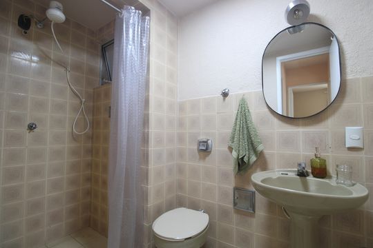 Banheiro de apartamento para alugar com 2 quartos, 45m² em Taquara, Rio de Janeiro