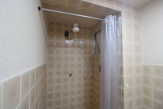 Banheiro de apartamento para alugar com 2 quartos, 45m² em Taquara, Rio de Janeiro