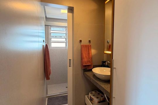 Banheiro social de apartamento para alugar com 2 quartos, 50m² em Mooca, São Paulo