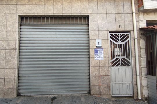 Fachada + placa de casa para alugar com 2 quartos, 11m² em Jardim Santa Teresinha, São Paulo