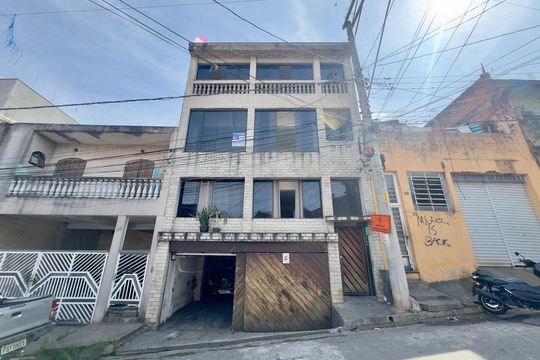 Placa instalada na fachada do imóvel de casa para alugar com 2 quartos, 80m² em Vila Capitao Rabelo, Guarulhos
