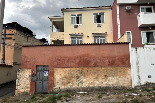 Fachada + plaquinha de casa à venda com 2 quartos, 50m² em Piedade, Rio de Janeiro