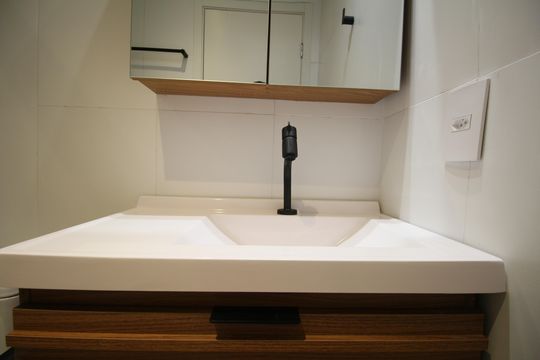 Banheiro de apartamento à venda com 1 quarto, 27m² em Vila Andrade, São Paulo