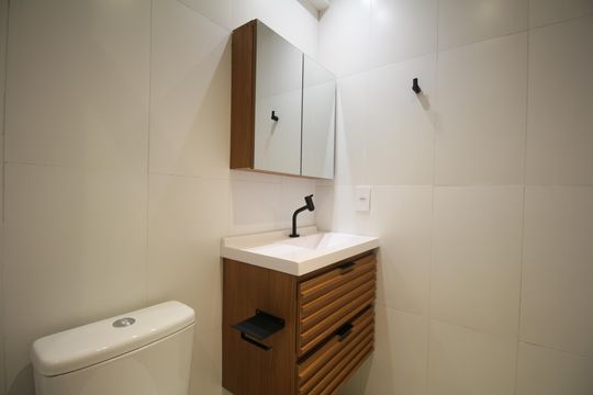 Banheiro de apartamento à venda com 1 quarto, 27m² em Vila Andrade, São Paulo