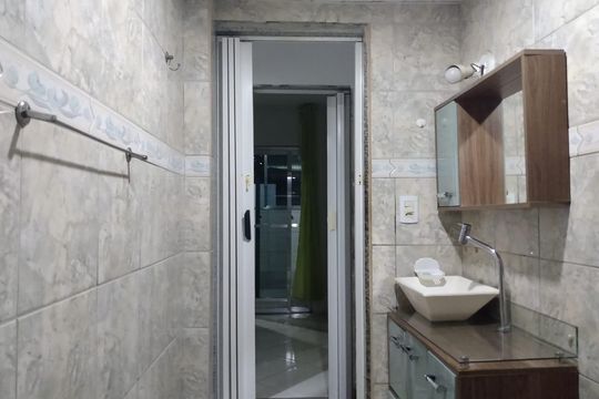 Banheiro de apartamento à venda com 2 quartos, 48m² em Olaria, Rio de Janeiro