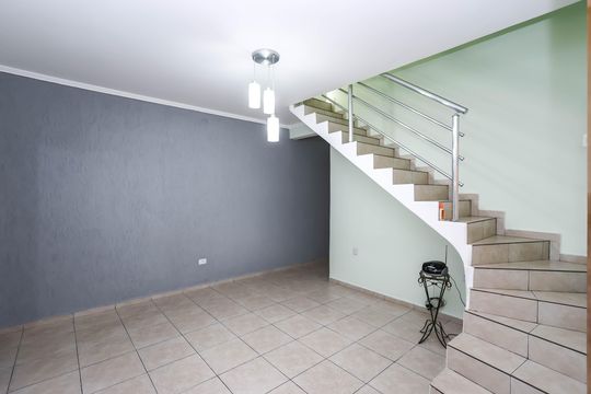 Casa à venda com 4 quartos, 295m² em Vila Liviero, São Paulo