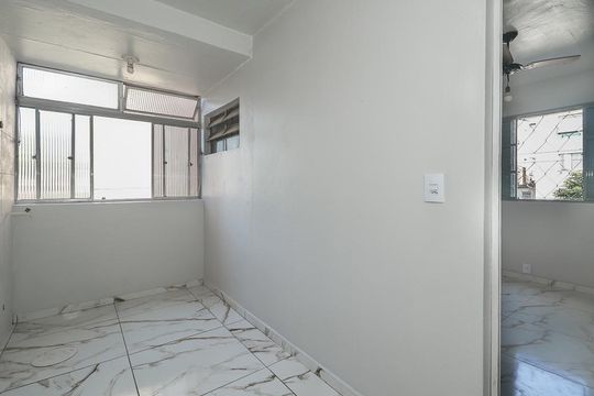 Cozinha e Área de Serviço de apartamento para alugar com 2 quartos, 57m² em Santa Rosa de Lima, Porto Alegre