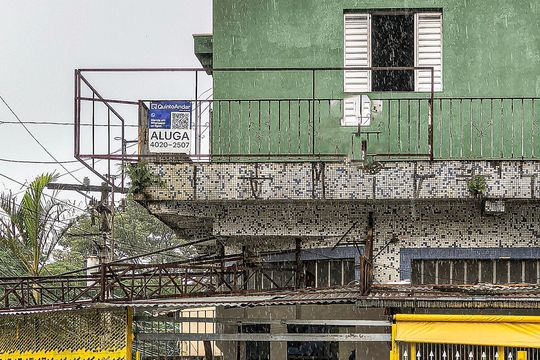 Fachada com Plaquinha instalada de casa para alugar com 3 quartos, 195m² em Jardim dos Lagos, São Paulo