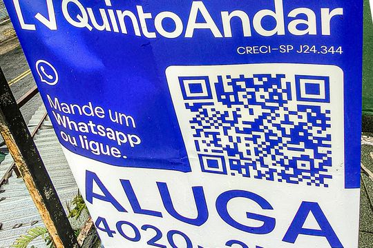 Plaquinha instalada de casa para alugar com 3 quartos, 195m² em Jardim dos Lagos, São Paulo