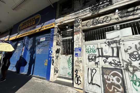 Fachada + plaquinha de apartamento para alugar com 1 quarto, 52m² em Madureira, Rio de Janeiro