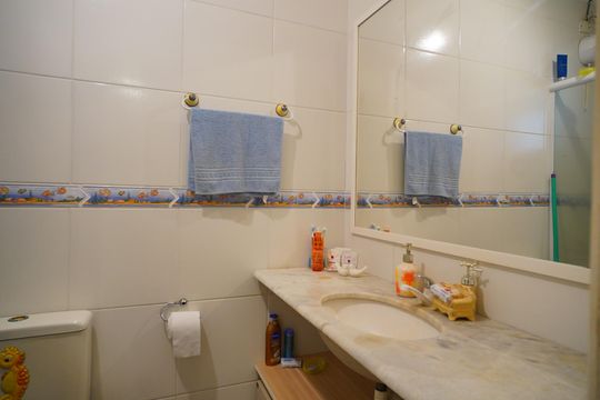 Banheiro de casa de condomínio à venda com 3 quartos, 253m² em Cavalhada, Porto Alegre
