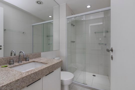 Banheiro de kitnet/studio para alugar com 1 quarto, 44m² em Santo Amaro, São Paulo