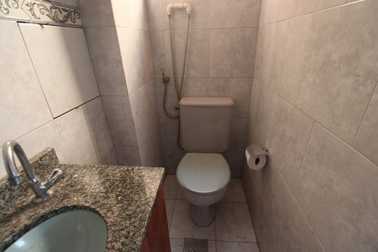 Banheiro de apartamento à venda com 2 quartos, 48m² em Taquara, Rio de Janeiro