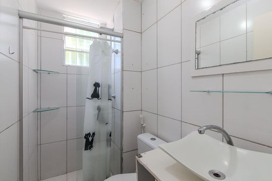 Banheiro de apartamento à venda com 2 quartos, 44m² em Partenon, Porto Alegre