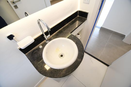 Lavabo de apartamento para alugar com 1 quarto, 51m² em Centro, Campinas