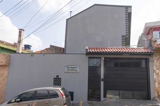 Fachada de casa de condomínio à venda com 2 quartos, 83m² em Vila Araguaia, São Paulo
